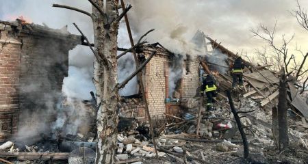 Будинок і вантажівка палали після обстрілів на Запоріжжі