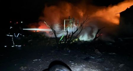 Будинок та автівка палали після обстрілів Запорізького району