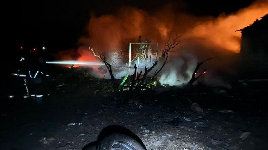 Будинок та автівка палали після обстрілів Запорізького району