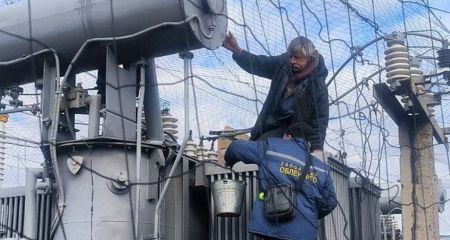 Відрами заливали олію в трансформатор: енергетики заживили 4,9 тис. запорізьких родин