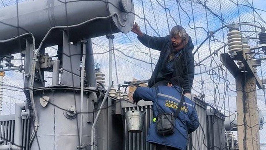Ведрами заливали масло в трансформатор: энергетики запитали 4,9 тыс. запорожских семей