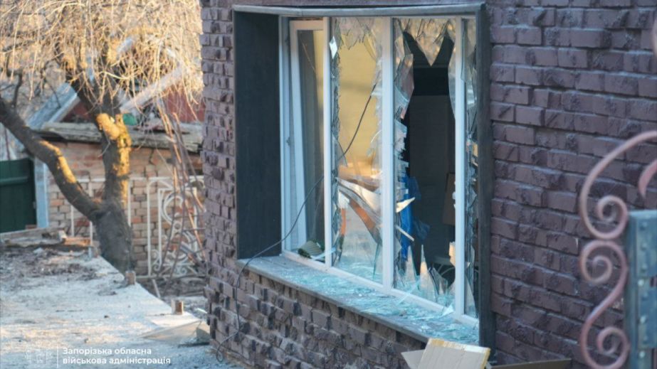 В Запорожье "закрыли" выбитые окна в 32 домах после авиаудара