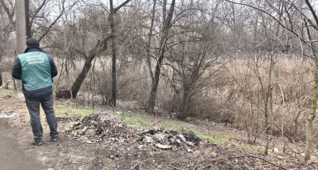 На мусорную свалку вдоль реки наткнулись экологи в Запорожье