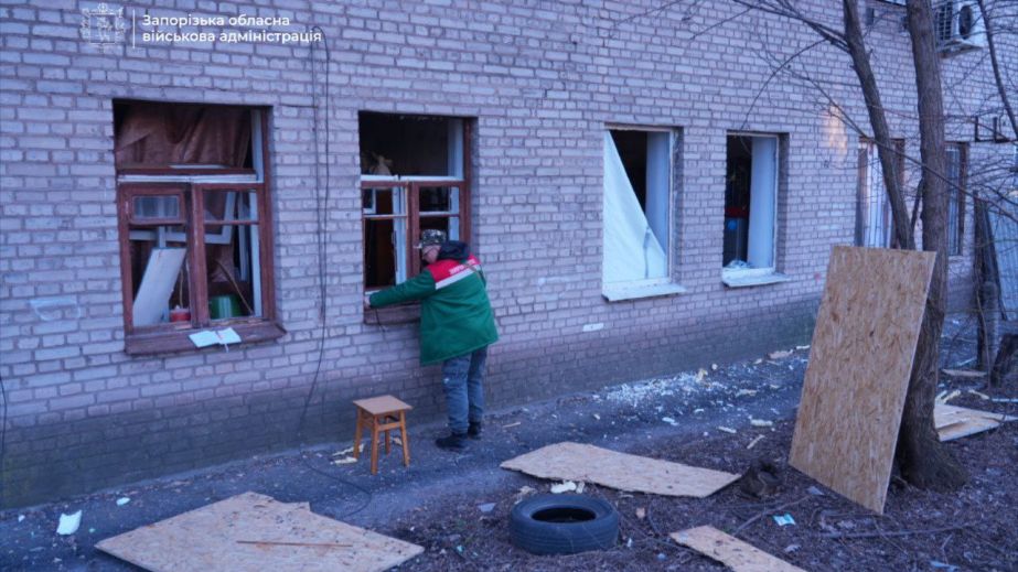 Коммунальщики Запорожья &rdquo;закрыли&rdquo; окна в более чем 80 домах после авиаудара