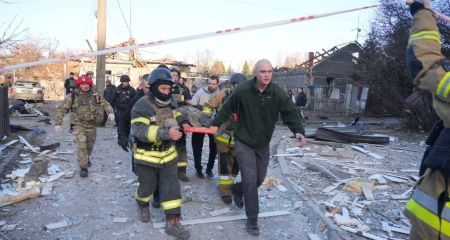 Из-под завалов в Запорожье после вражеского удара вытащили двух человек &ndash; кадры