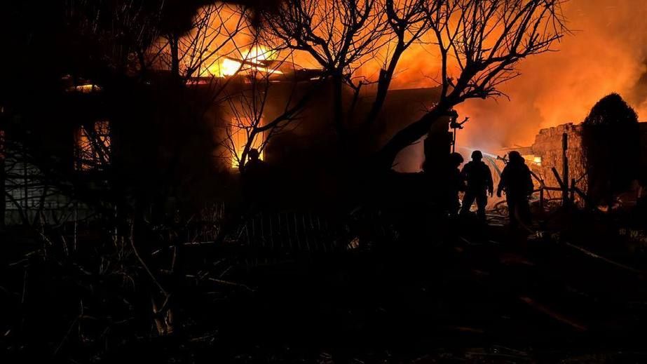 Дома и камыши горели после обстрелов в Запорожье и пригороде