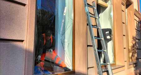 Волонтеры ликвидируют последствия вражеского обстрела Запорожья &ndash; кадры работы