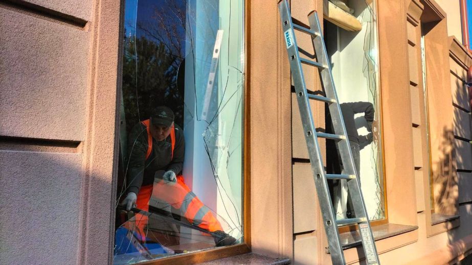 Волонтеры ликвидируют последствия вражеского обстрела Запорожья &ndash; кадры работы