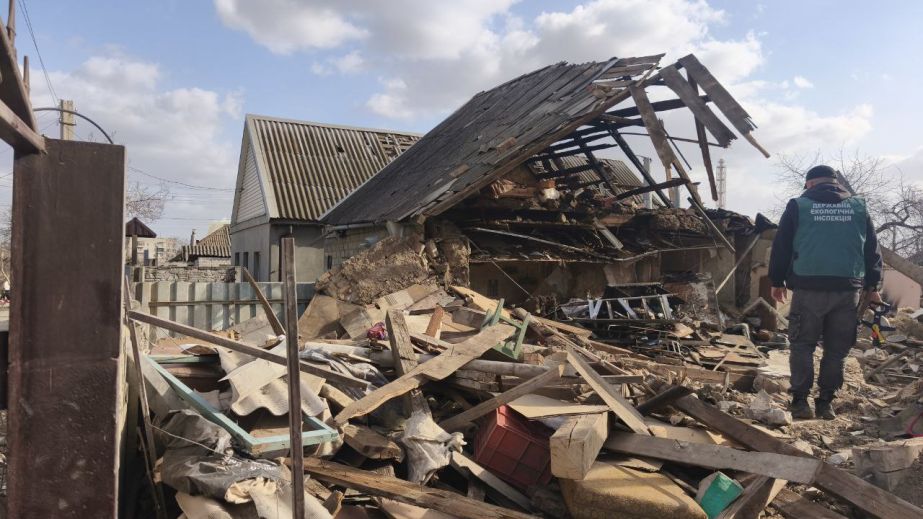 2. Обломками засыпало частный сектор Запорожья после атаки РФ
