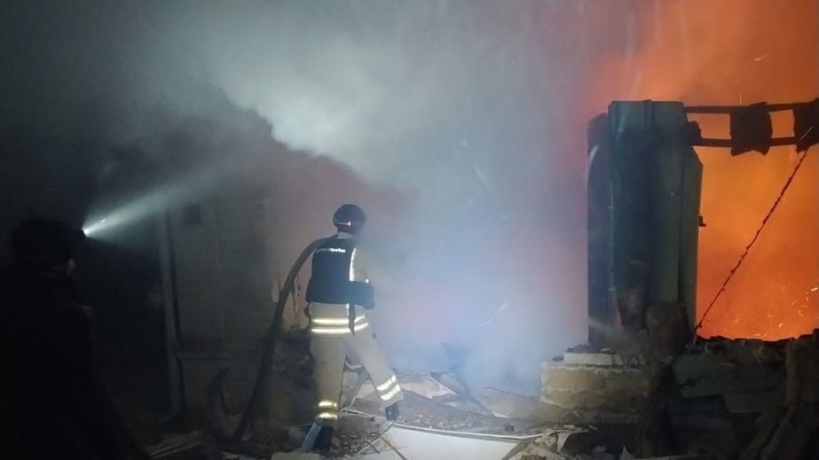 Трансформатор, будинки та сухостій палали через ворожі удари на Запоріжжі