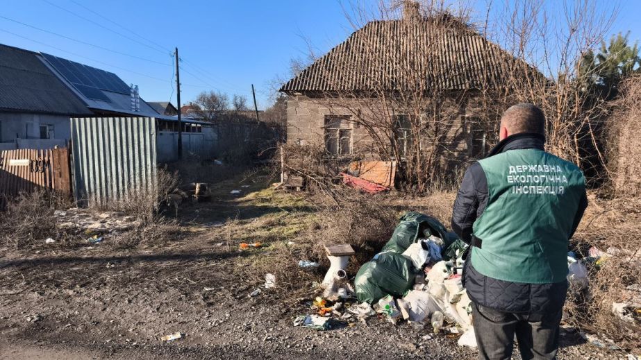 Унитаз под окнами: в частном секторе Запорожья устроили помойку