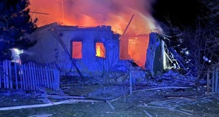 Будинок і гараж палали після обстрілів у Запорізькому районі