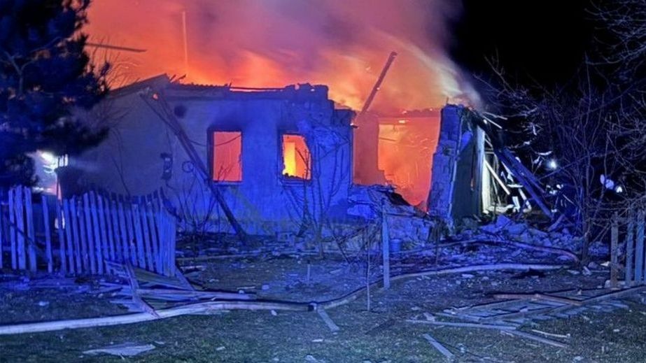 Дом и гараж пылали после обстрелов в Запорожском районе