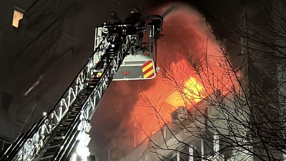 Дома, грузовики и легковушки пылали в Запорожье после обстрелов