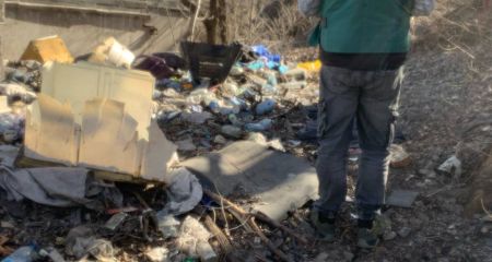 Мусор вдоль путей: в Запорожье обнаружили свалки у железной дороги