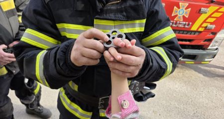 В Запорожье ребенок встромил палец в вентиль: как спасали