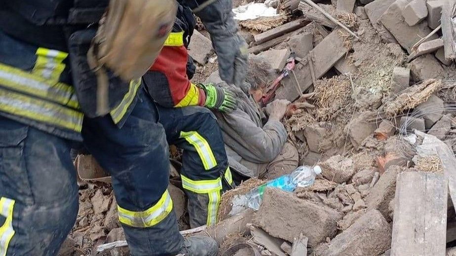 На Запорожье после обстрела спасатели вытащили из-под завалов пожилую женщину
