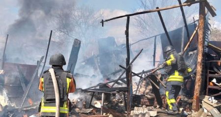 Автівки й будинки палали через обстріли РФ на Запоріжжі у вихідні