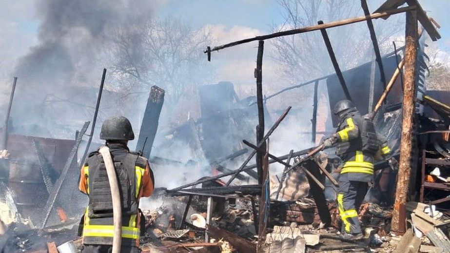 Автомобили и дома пылали из-за обстрелов РФ на Запорожье в выходные