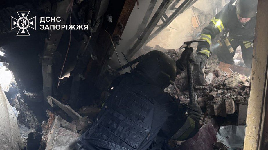 У ДСНС розповіли історію порятунку 15-річної дівчини з під-завалів будинку в Запоріжжі