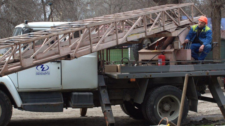 Энергетики запитали более 15 тыс. запорожцев, обесточенных из-за обстрелов