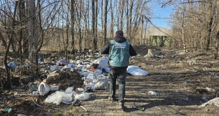 Сміття в мішках заполонило ділянку в спальному районі Запоріжжя