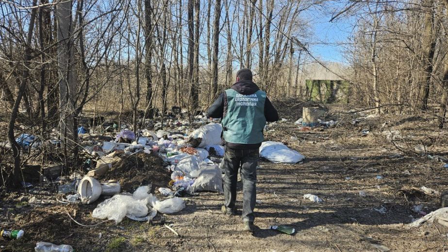 Сміття в мішках заполонило ділянку в спальному районі Запоріжжя