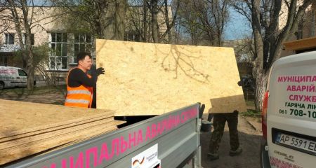 Волонтери допомогли відновити лікарню в Запоріжжі після "прильоту" &ndash; кадри