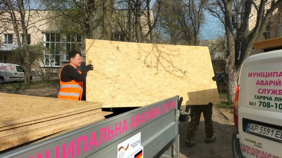 Волонтеры помогли восстановить больницу в Запорожье после "прилета" &ndash; кадры