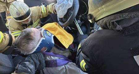 Автівка влетіла в дерево в Запоріжжі &ndash; постраждав водій