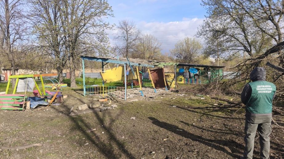 Уламки вкрили ігрову зону в Запоріжжі: екологи перевірили місце удару