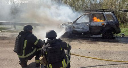 Оселі та автівки горіли через обстріли у Запоріжжі та передмісті