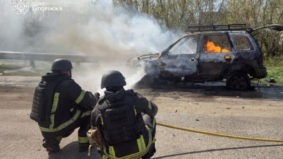 Дома и авто горели из-за обстрелов в Запорожье и пригороде