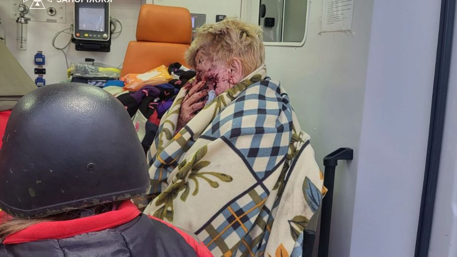 В Запорожском районе во время разбора завалов спасли женщину