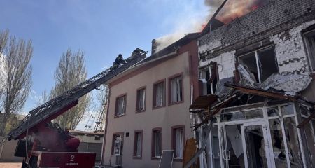 Наслідки ворожої атаки на Запоріжжя показали рятувальники