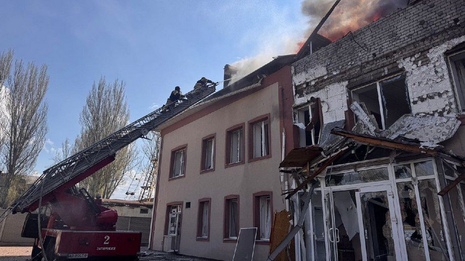 Последствия вражеской атаки на Запорожье показали спасатели