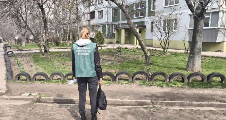 Экологи требуют убрать шинный "декор" возле дома в Запорожье