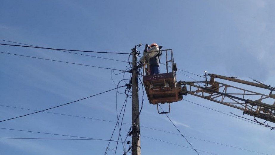 Вражеские обстрелы обесточили около 4 тыс. семей на Запорожье