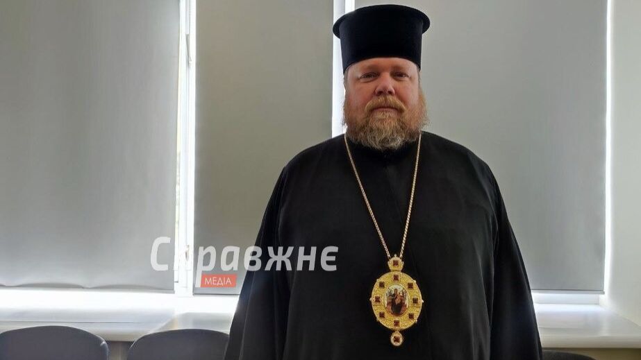 Не їсти на цвинтарі та не нести штучні квіти закликає запорізький єпископ