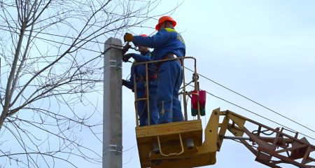 Более 8 тысяч семей запитали энергетики на Запорожье после обстрелов