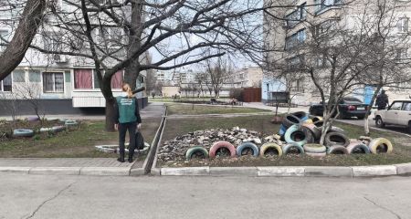 Шинами и бытовым хламом завалили двор многоэтажки в Запорожье