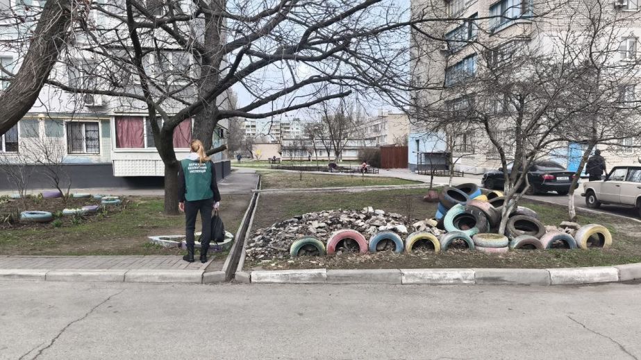 Шинами и бытовым хламом завалили двор многоэтажки в Запорожье