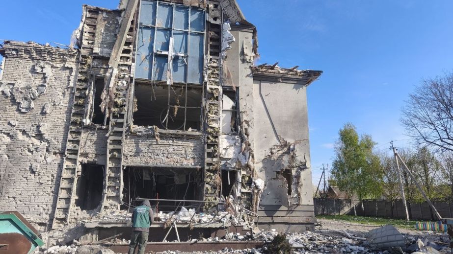 Поврежденные деревья и обломки: что увидели экологи на месте атаки в Запорожье