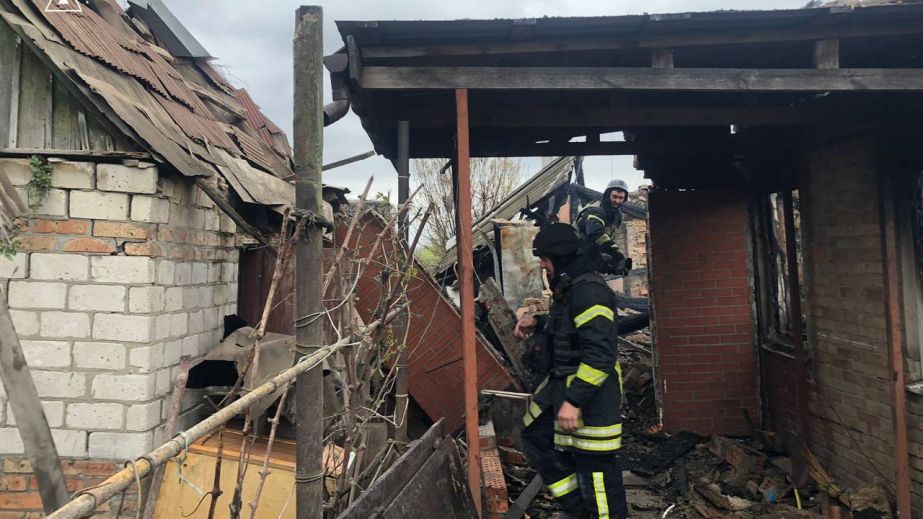 Тело женщины достали из-под завалов после удара по пригороду Запорожья &ndash; подробности