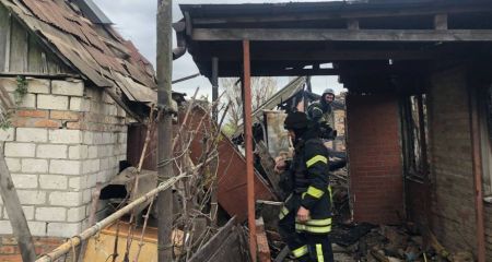 Хозпостройка и сухостой пылали после российских обстрелов в Запорожье и пригороде