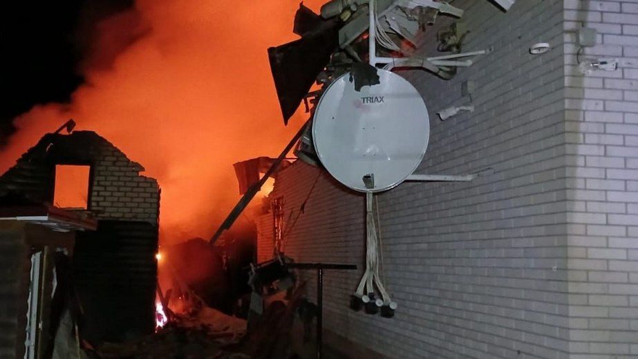 Дома и дворовые сооружения пылали после обстрелов в пригороде Запорожья