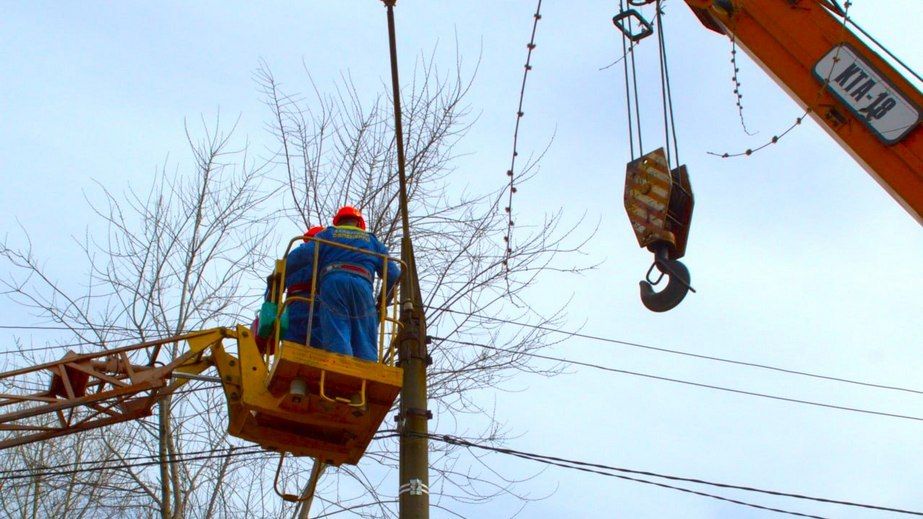 Запорожские энергетики вернули свет более 15,5 тыс. семьям, обесточенным из-за атак РФ