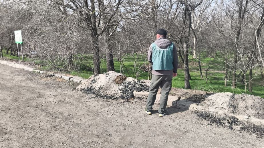 В Запорожье печной шлак оставили под открытым небом