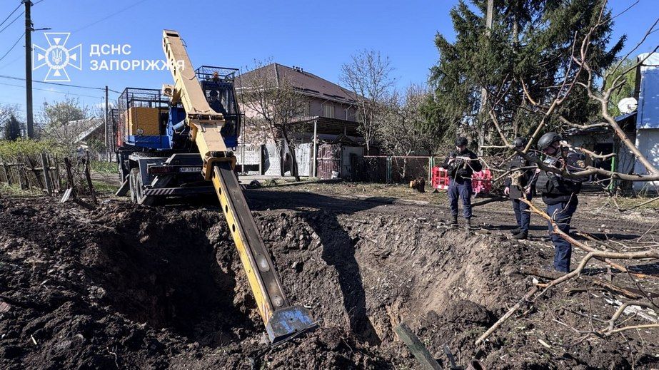 Залишки снаряда від РСЗВ знайшли в Запоріжжі &ndash; кадри
