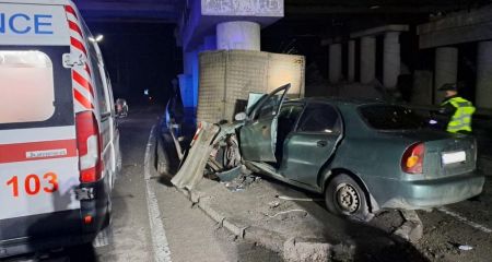 Легковик влетів у бетонну опору в Запоріжжі: водія ушпиталили